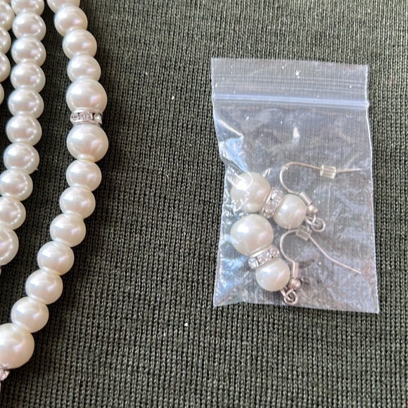 3-Strand Pearl necklace with matching bracelet and earrings - Picture 4 of 4
